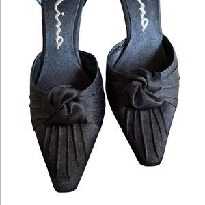 Nina Beautiful Satin Heels  Pleated sq pointed toe w/ Knot  and 3.5” heels Sz 9M